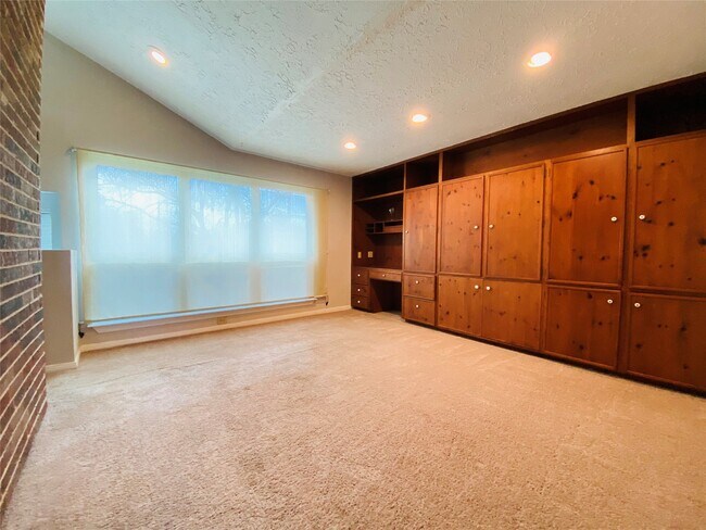 Building Photo - 2001 Highland Hills Dr