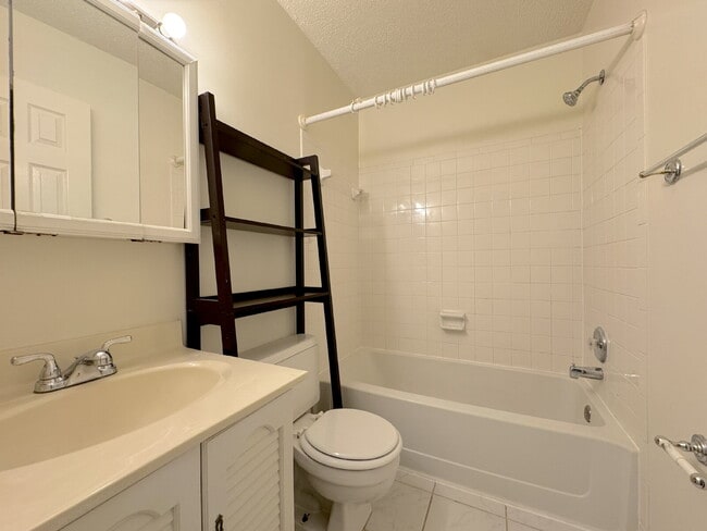 Building Photo - Inviting Townhome with Abundant Space & Co...
