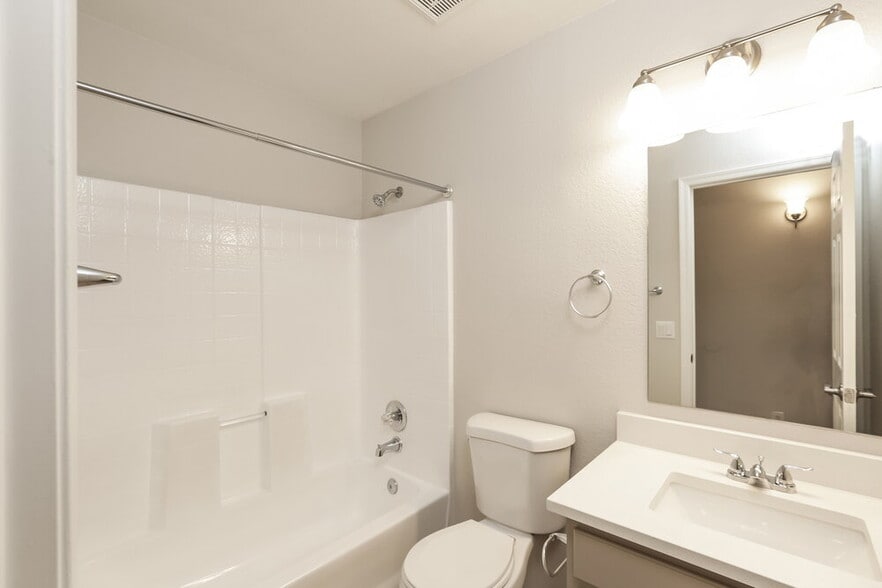 Building Photo - 5033 E Covina St