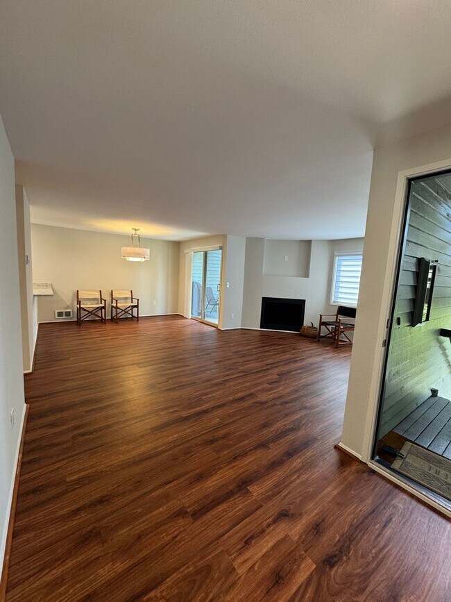 Building Photo - 2bd/2ba Kirkland Condo
