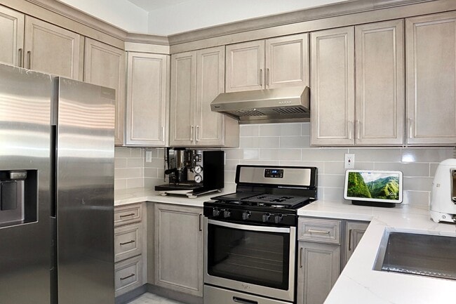 Building Photo - Remodeled 3-bedroom townhome in Fremont – ...