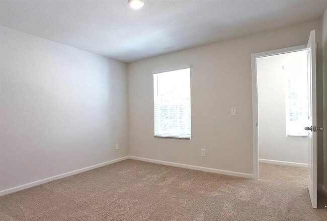 Building Photo - Newer Townhome for Lease – 2 Primary Suites + Open Layout