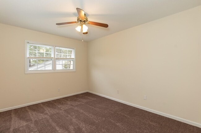 Building Photo - 718 Shawnee Dr