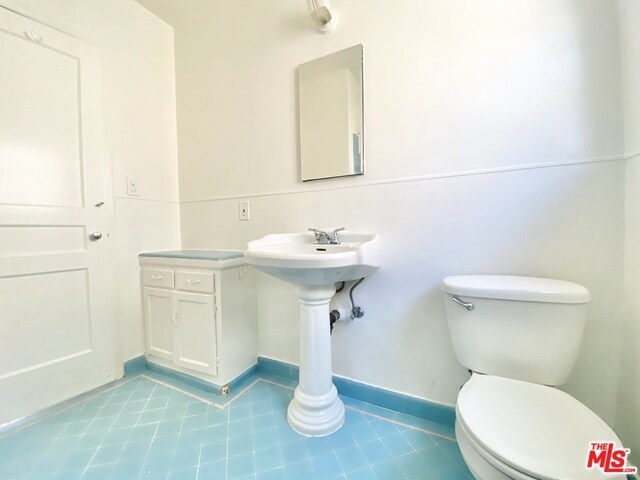 Building Photo - 2254 N Beachwood Dr