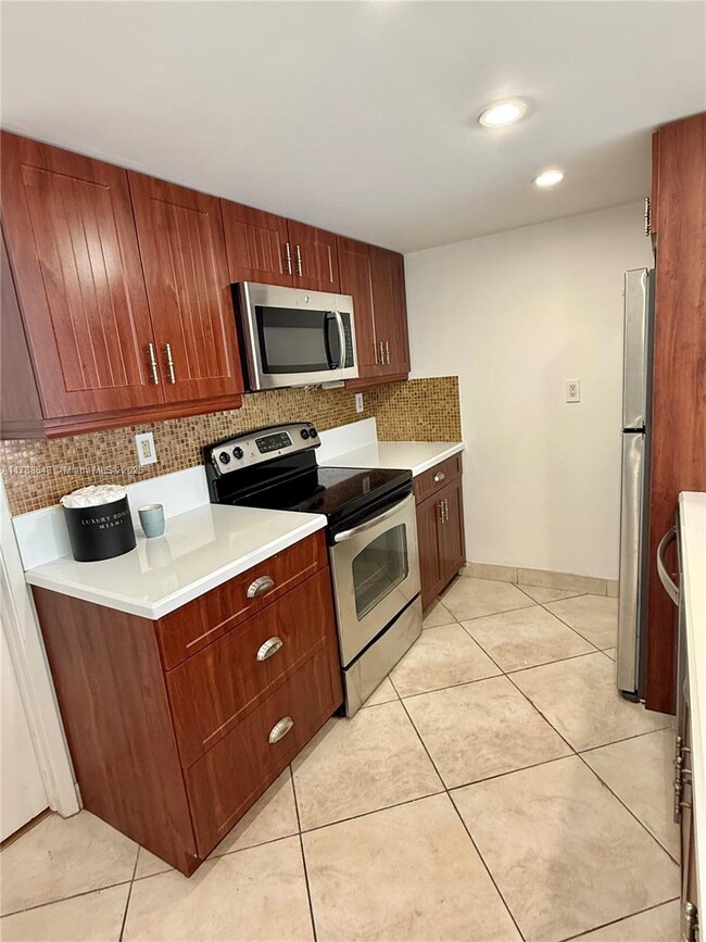 Building Photo - 1717 N Bayshore Dr