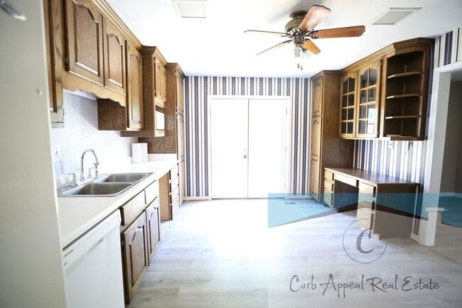 Building Photo - Beautifully renovated 4-bedroom 3 bath hom...