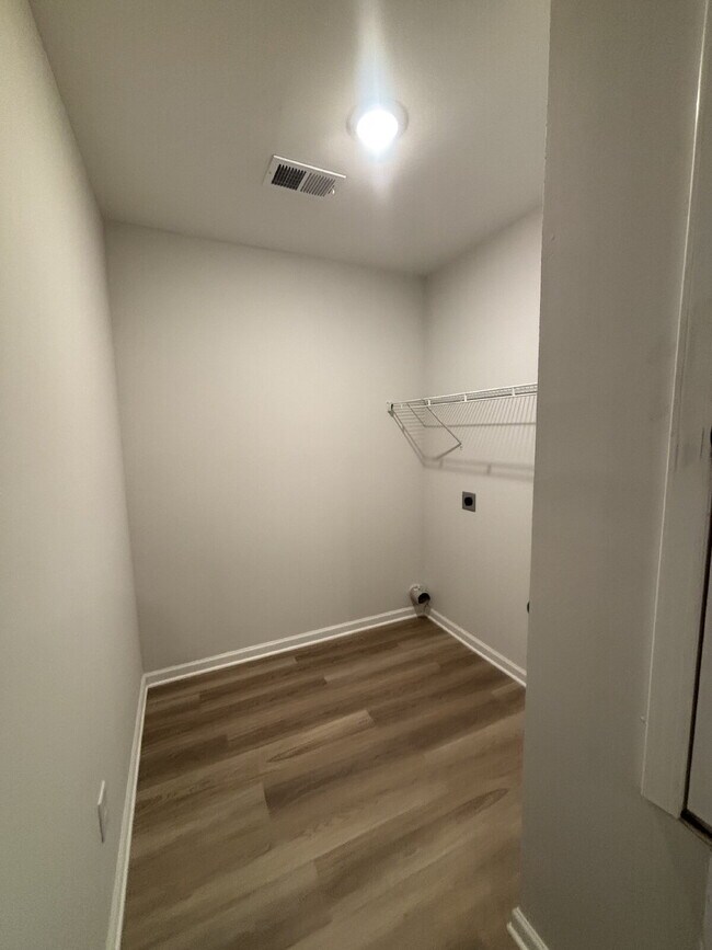 Building Photo - "4-Bed, 2-Bath Retreat in Memphis – Your Perfect Sanctuary Awaits!"