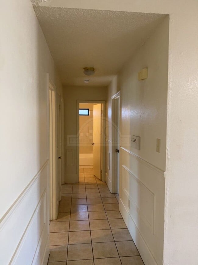 Building Photo - 2001 Meadowbrook Dr