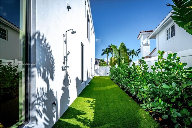 Building Photo - 464 NE 6th St