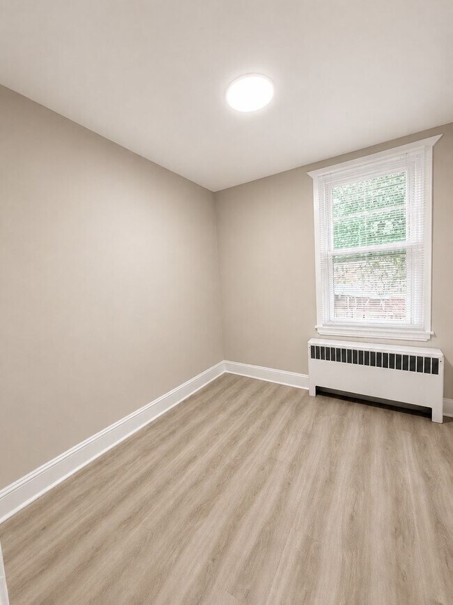 Building Photo - Move-In Ready 3BR/1BA in Elmwood — Housing Choice Vouchers Welcome
