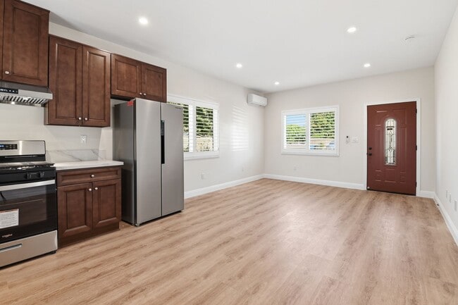 Building Photo - 9548 W Live Oak Ave