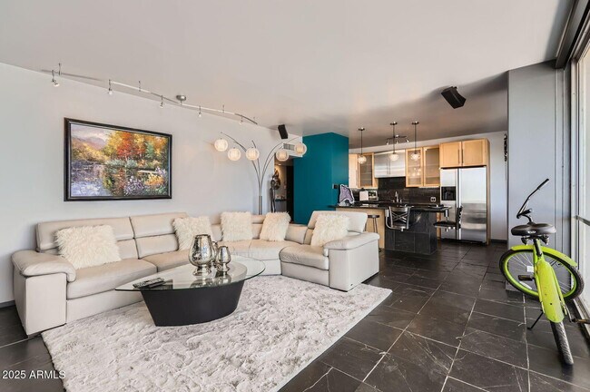 Building Photo - 207 W Clarendon Ave