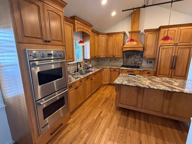 Building Photo - Beautiful 4 bedroom 3 bathroom home!