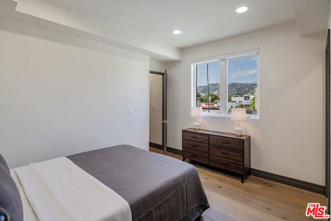 Building Photo - 118 Orlando Ave