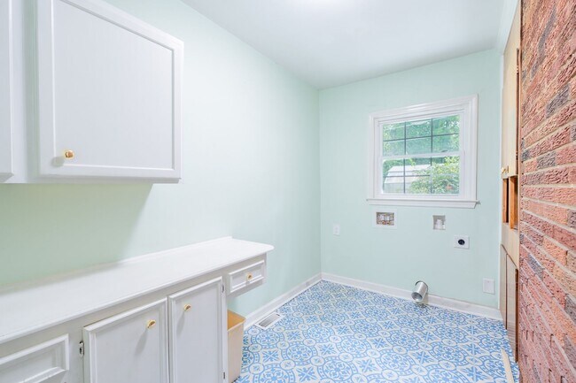 Building Photo - 607 3rd St Ext