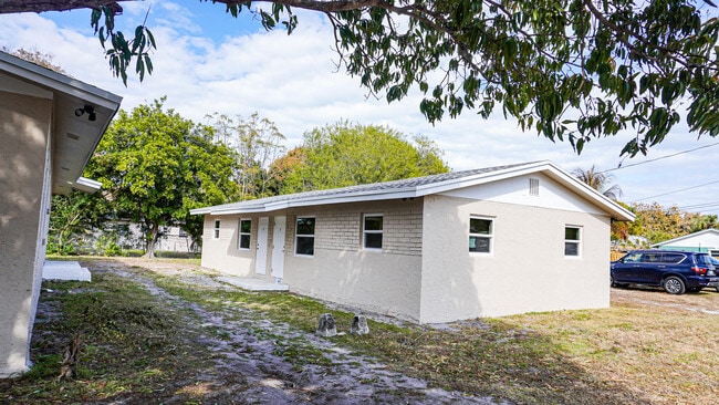 Building Photo - 1414 Ave I