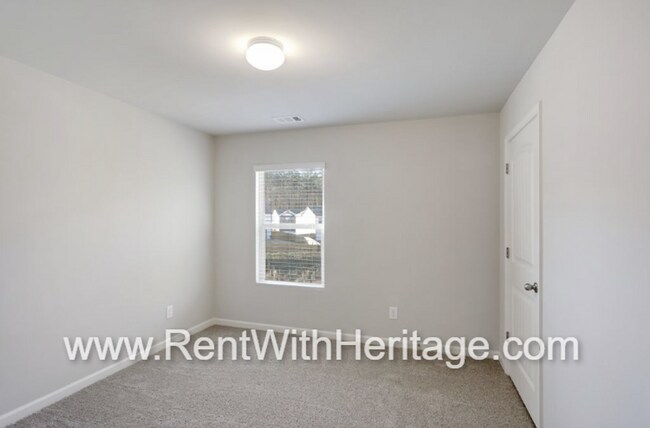 Building Photo - Custom DR Horton Home in Popular Overlook at Camp Creek/ Attention to Detail / Fantastic Location