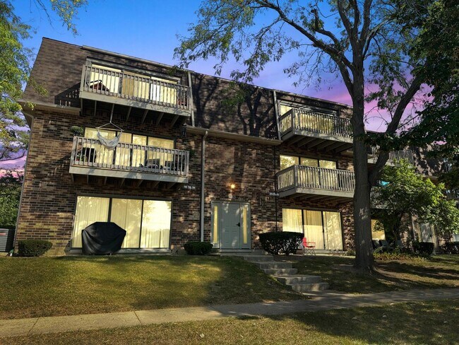 Primary Photo - 209 W Ct of Shorewood