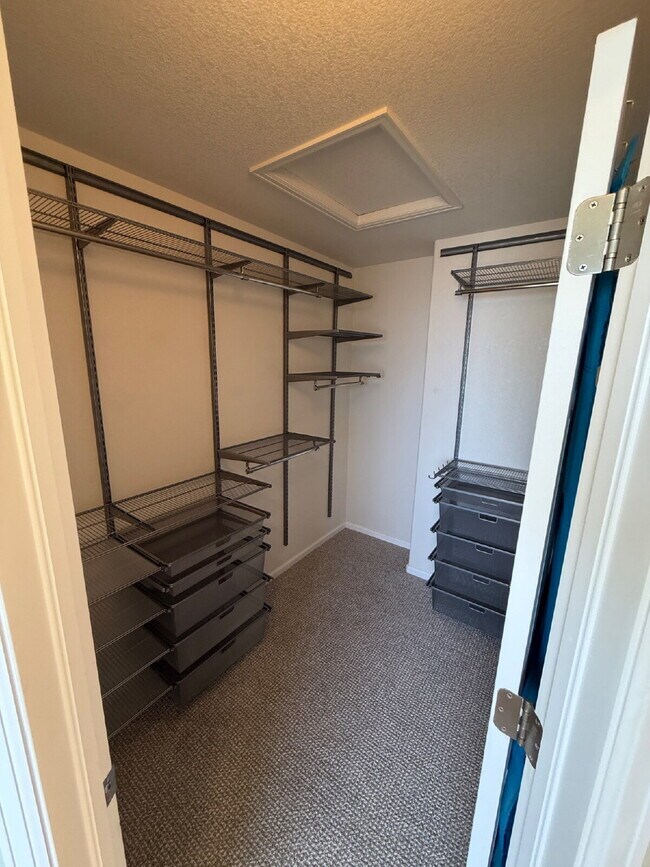Building Photo - "Spacious 2-Bed Condo with 2.5 Baths in Aurora – Your Dream Home Awaits