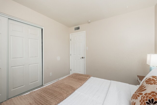 Building Photo - 5114 S Dorsey Ln