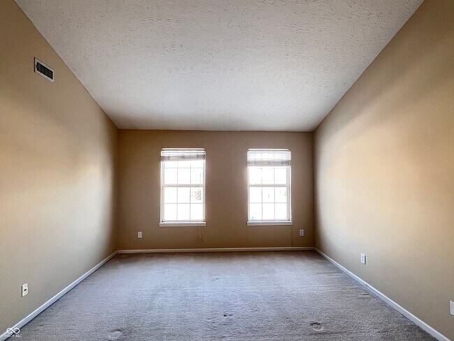 Building Photo - 5913 Sandalwood Dr