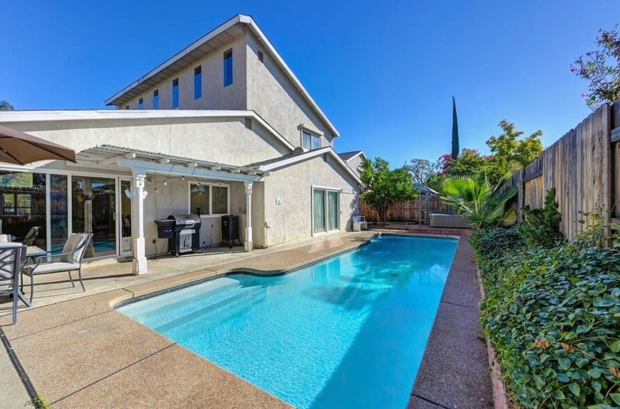 Building Photo - 9348 Blue Oak Dr