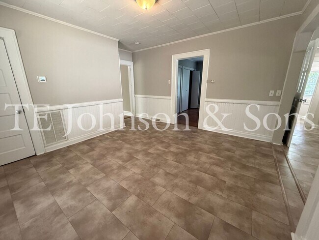 Building Photo - Charming 2 Bedroom Home with Rocking Chair Front Porch Near Downtown Winston-Salem