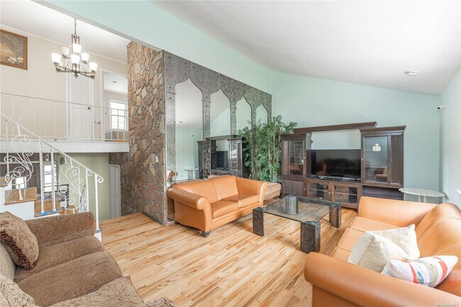 Building Photo - 747 Iris Pl