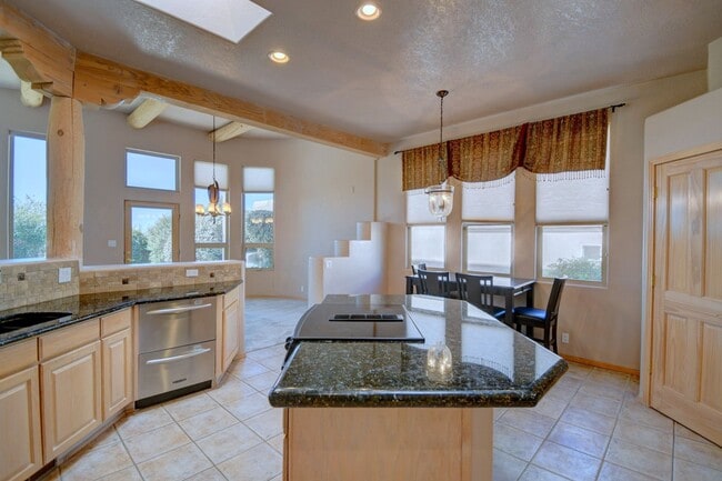 Building Photo - High Desert Custom Beauty 3 Bedroom 2 bath...