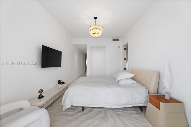 Building Photo - 16901 Collins Ave