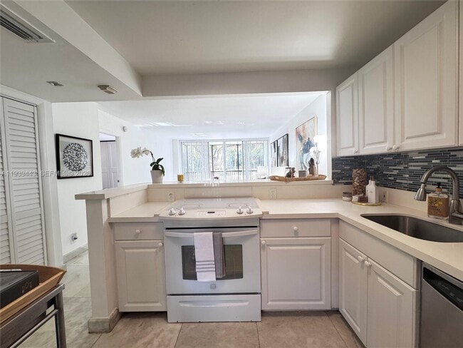 Building Photo - 3301 N Country Club Dr