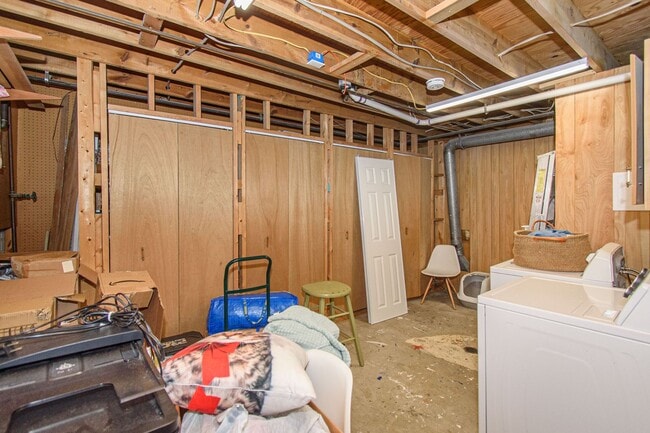 Building Photo - Charming 4 Bed 3.5 Bath Townhome