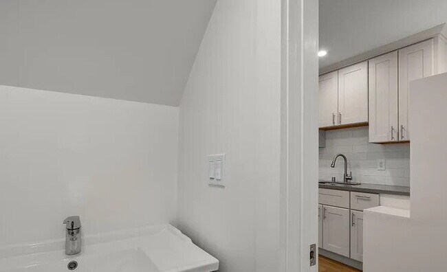 Building Photo - "Charming 1-Bedroom Sanctuary with 2 Full Baths in the Heart of San Francisco!"