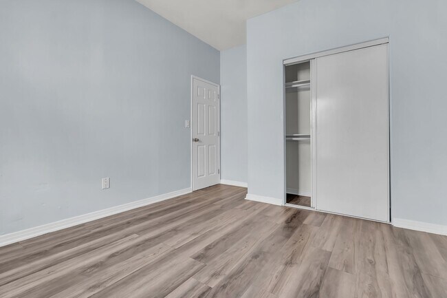 Building Photo - 640 E 54th St