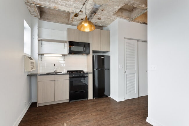 Building Photo - 1325 W Wilson Ave