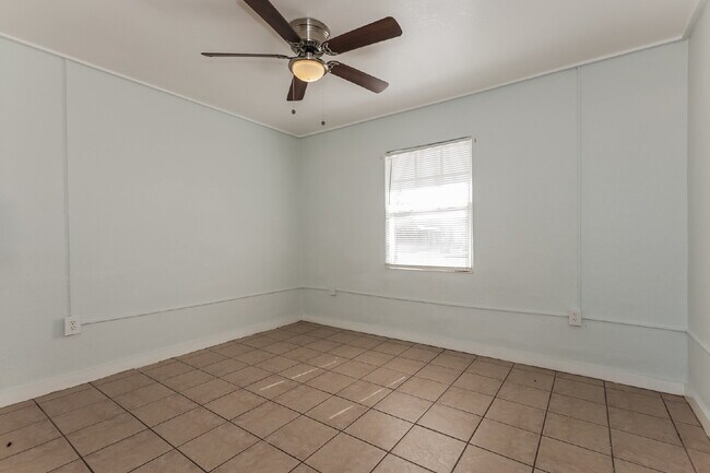 Building Photo - "Charming 2-Bed Oasis in Lake Wales - Cozy 624 Sq Ft Haven!"