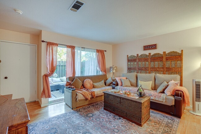 Primary Photo - 5474 Roundtree Pl