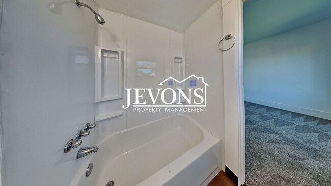 Building Photo - $300 Rent Credit - Well-kept ground-floor ...