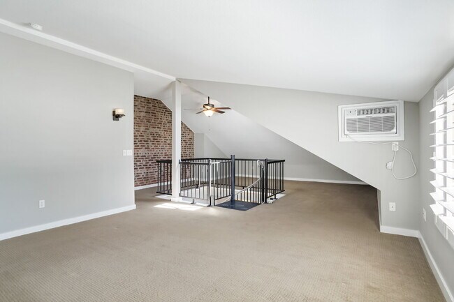 Building Photo - Two-Story Apartment with Parking in Uptown