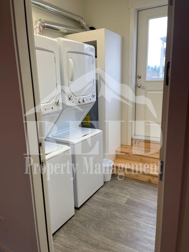 Building Photo - FURNISHED 1 BEDROOM 1 BATH APARTMENT  - BREMERTON