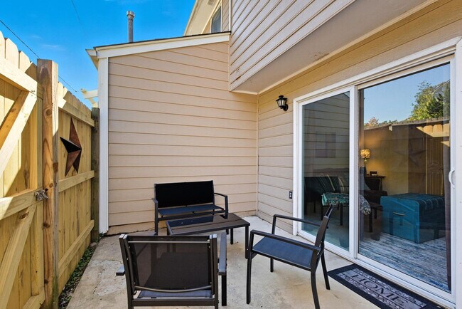 Building Photo - 1108 S Barnett Shoals Rd