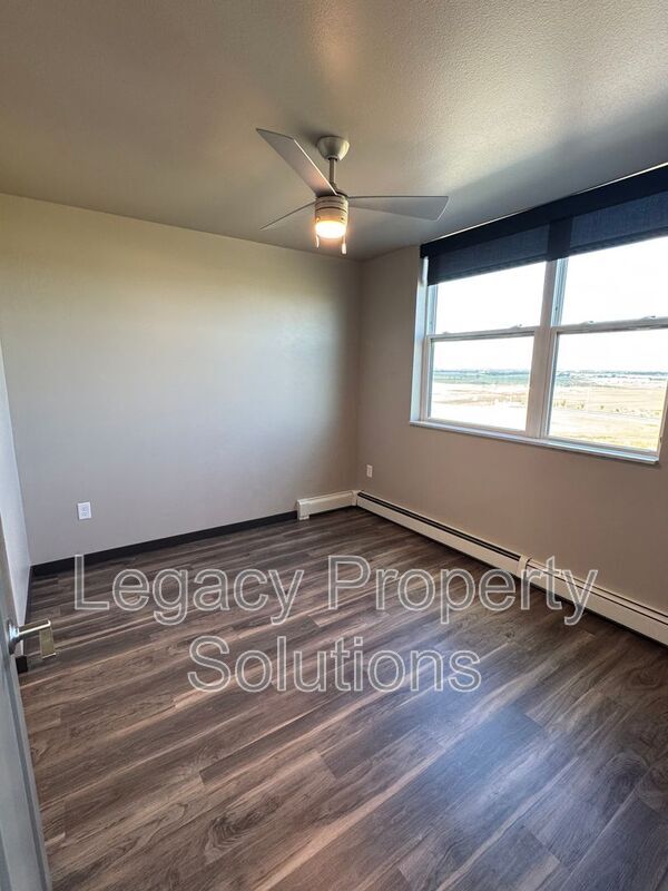 Building Photo - 220 E Greenfield Ln