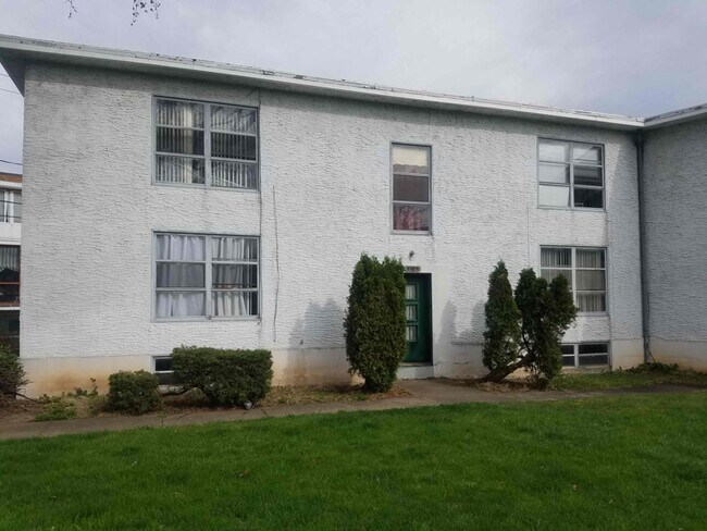 Primary Photo - 8409 Buffalo Ave