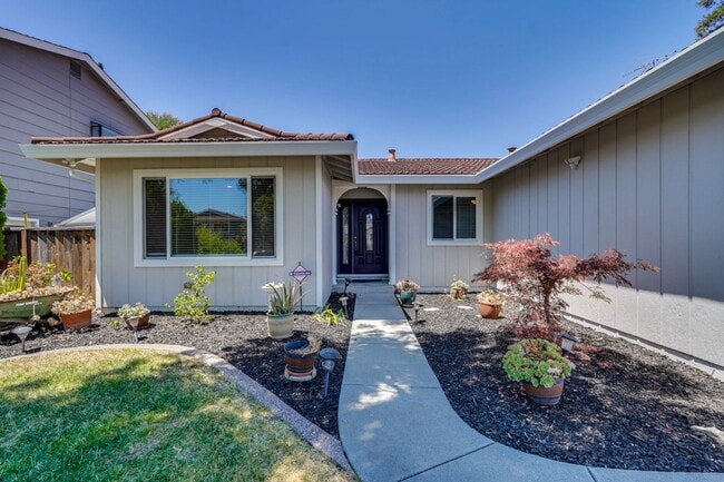 Building Photo - Excellent 3 bedroom, 2 Bath Home with Cent...