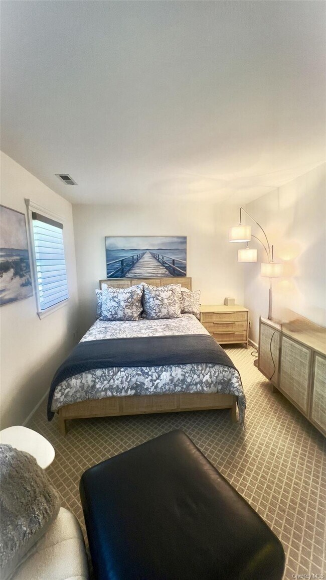 Building Photo - 10 Leland Ln