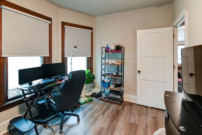 Building Photo - 205 S Fair Oaks Ave