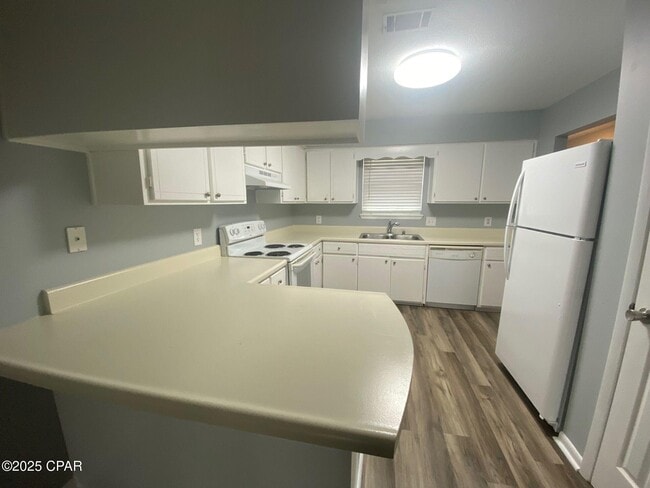 Building Photo - 1021 11th Ct