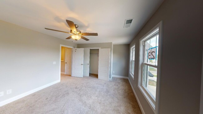 Building Photo - Spacious 3 bedroom, 2 full baths