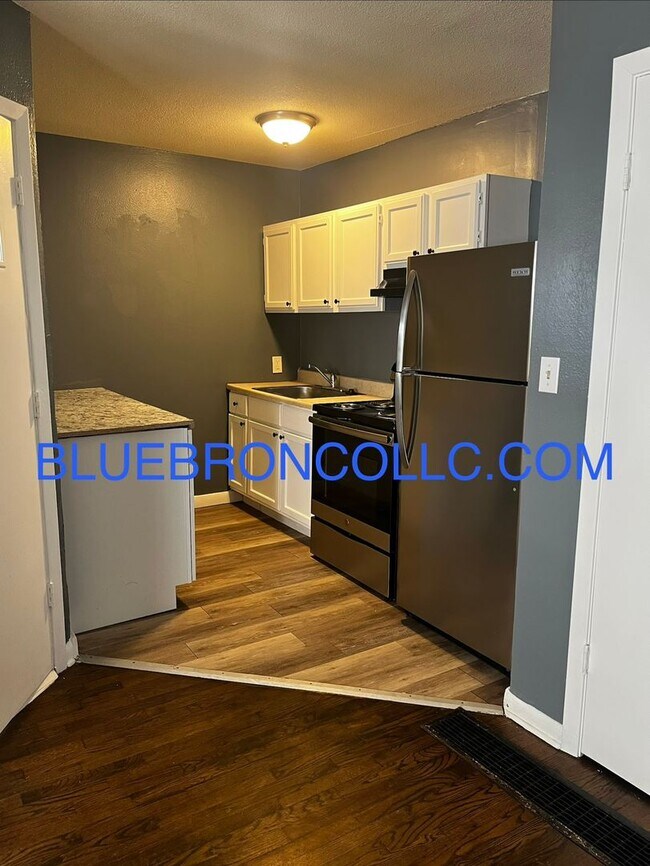 Building Photo - Completely redone gorgeous 1 bedroom 1 bath