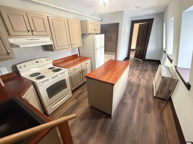 Building Photo - 79 Pine St